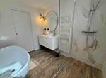 Villa La Canopée salle de bain baignoire, douche et vasque