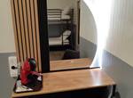 bureau, coiffeuse et courtoisie
