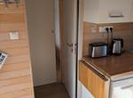 Cabane du Renard, cuisine et couloir vers chambre classique
