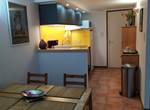coin repas et coin cuisine de l'appartement