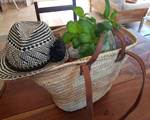 Panier en osier - retour de marché en Provence, basilic, saucisson à la lavande, ail et chapeau de paille