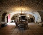 Grande salle voûtée en pierre au Château de Saint-Chamarand, espace de réception dans le Lot