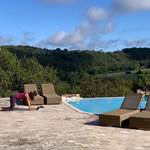 Yoga au bord de la piscine