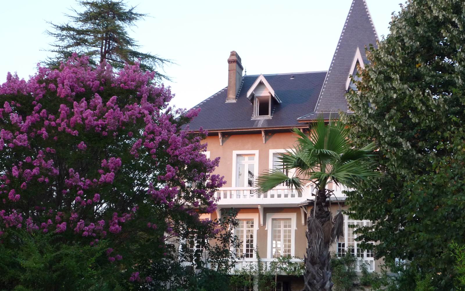 La Villa hortebise et ses Lagerstroemias en fleur