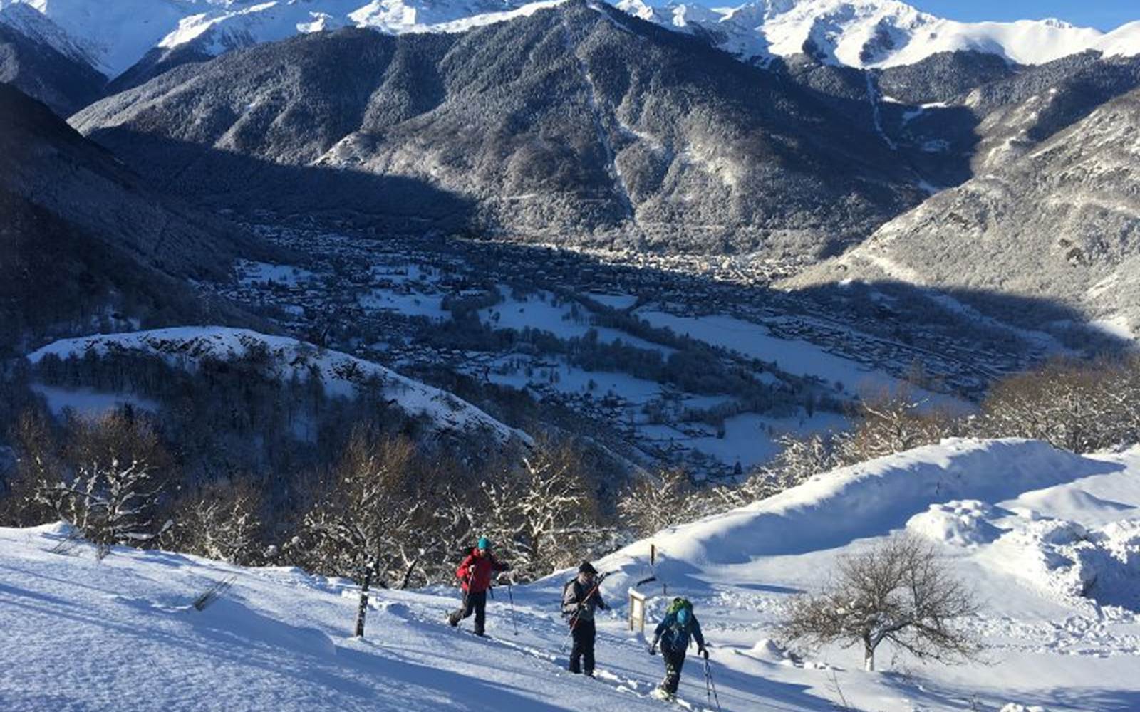 Départ dans la poudreuse vers les crêtes de la Pique