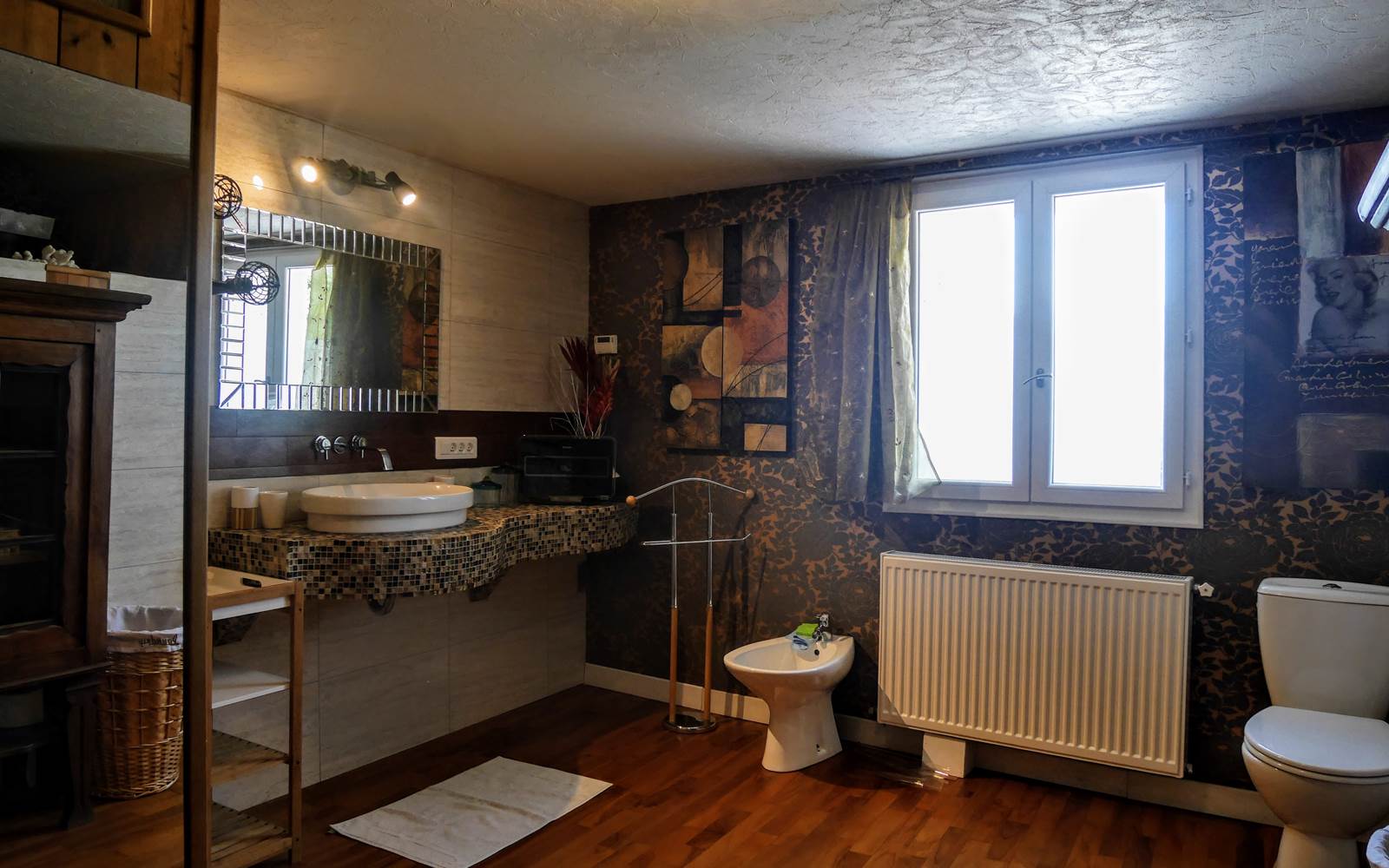 salle de bain rez de chaussé avec toilette et grand douche à l'italienne