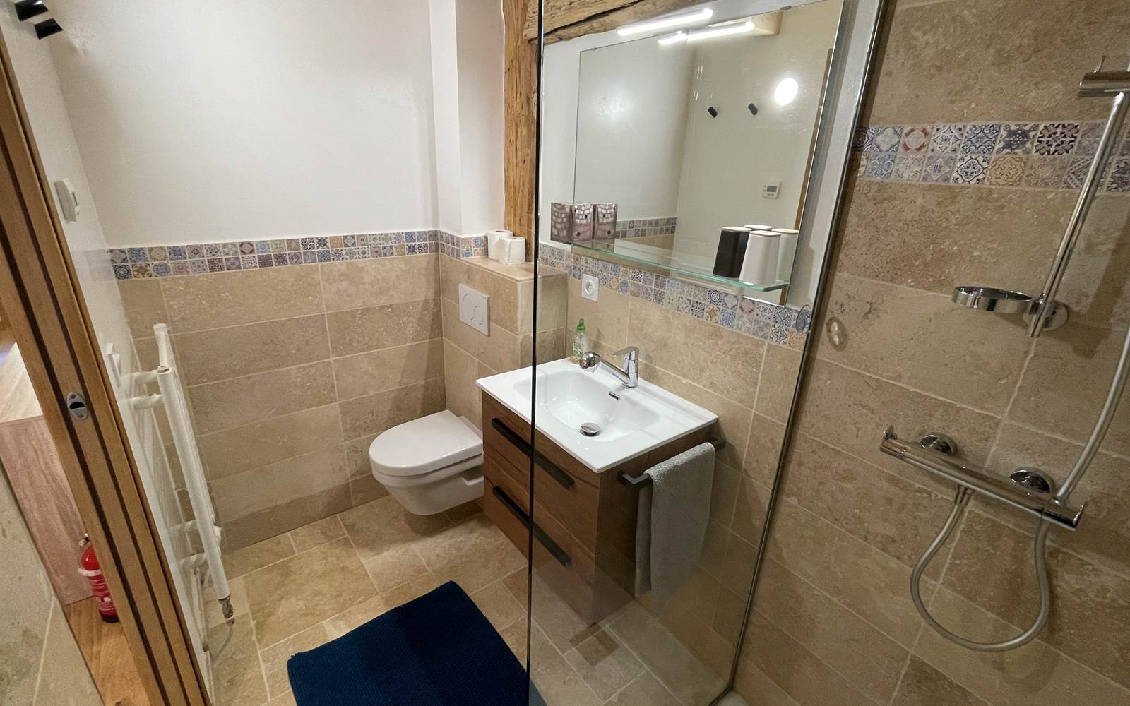 Toutes nos chambres sont équipées de salle de douche, WC avec lavabo pour votre confort et votre initimité