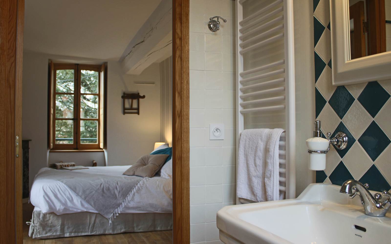 Dans chaque chambre, une salle de bains personnelle, des toilettes, une literie de qualité, des volets intérieurs, un mobilier choisi avec soin, une connexion internet haut débit ( Wi-Fi ou filaire)