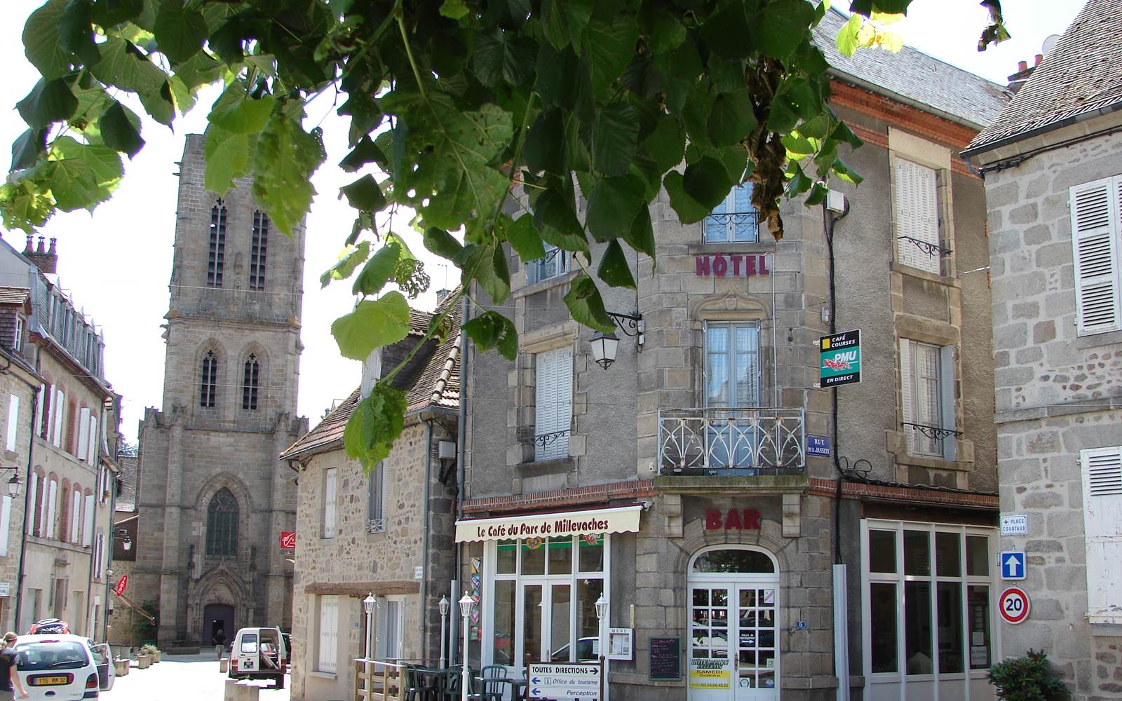 Notre établissement se situe sur la place principale du village