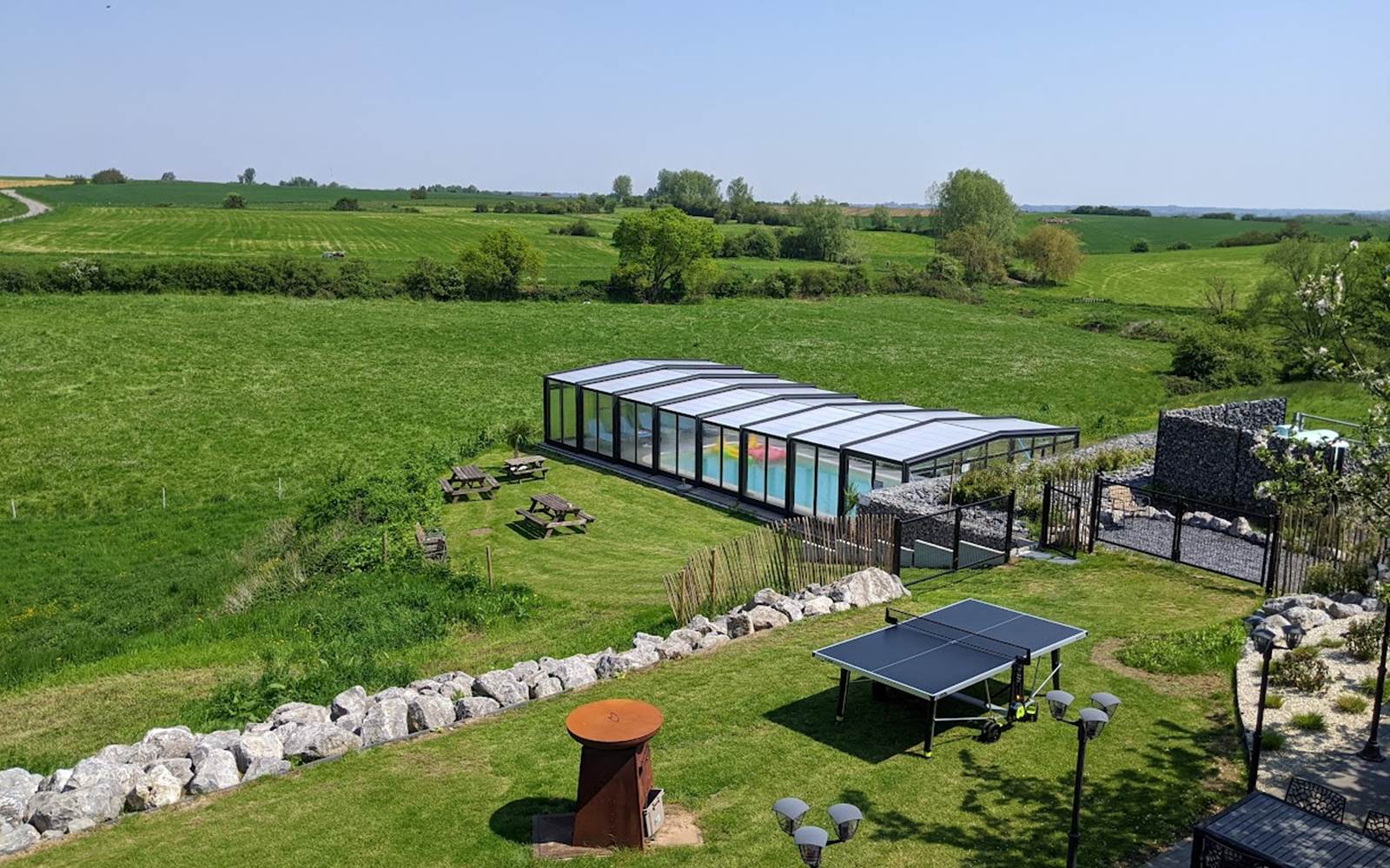 Vue sur la campagne et notre piscine couverte