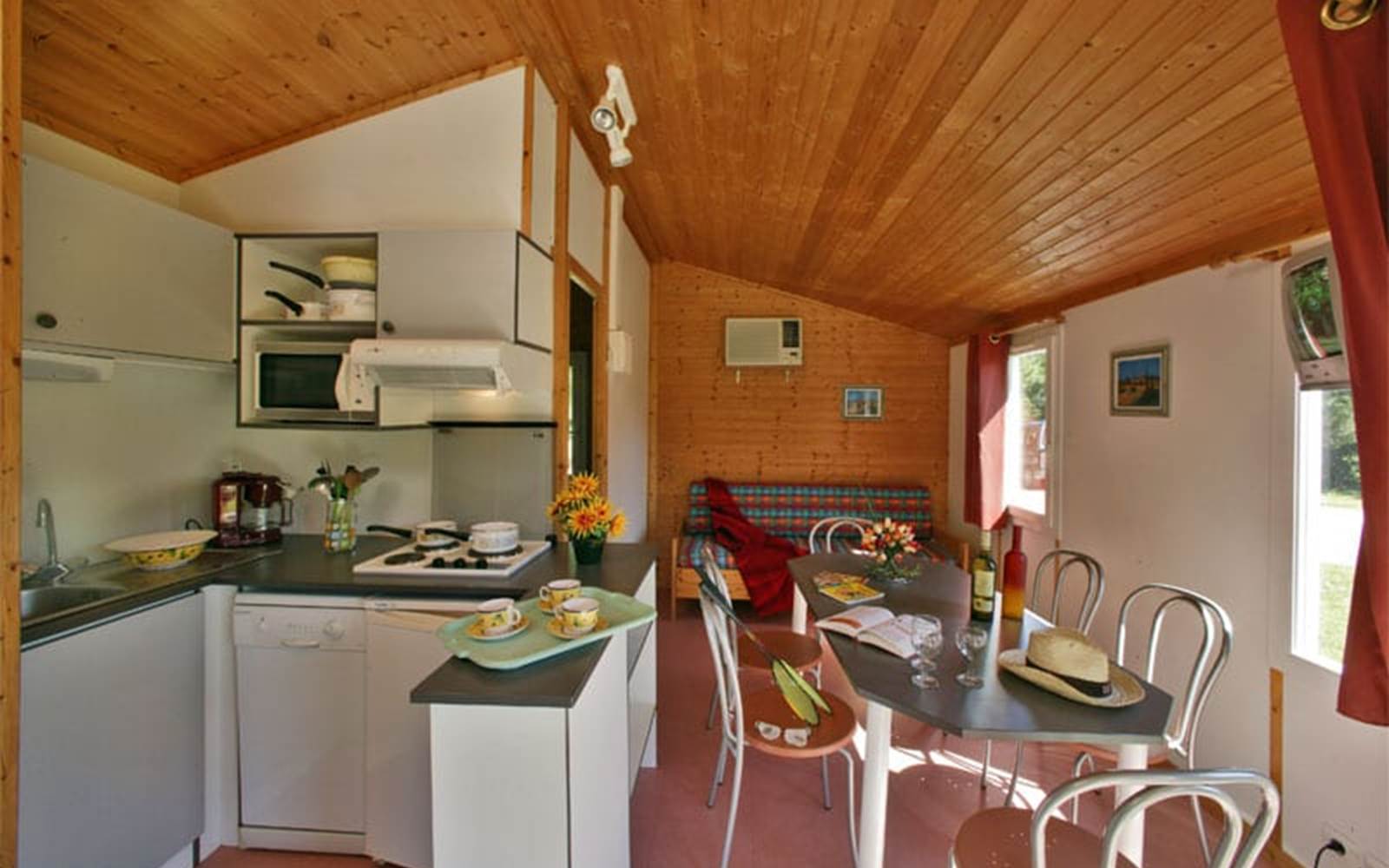 "Le Clos du Moulin", Village de Gîtes en Périgord : intérieur d'un chalet