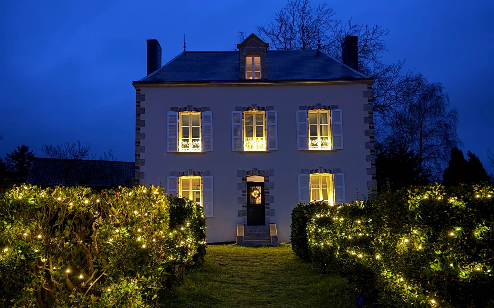 façade éclairée proche puy du fou mode noel
