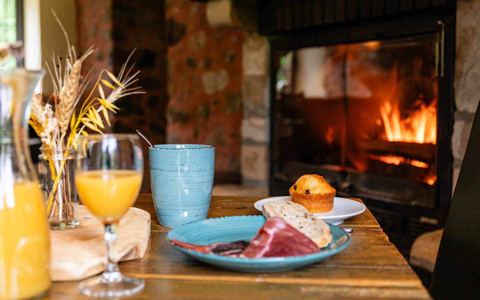 Petit déjeuner cheminée BedinBellongue