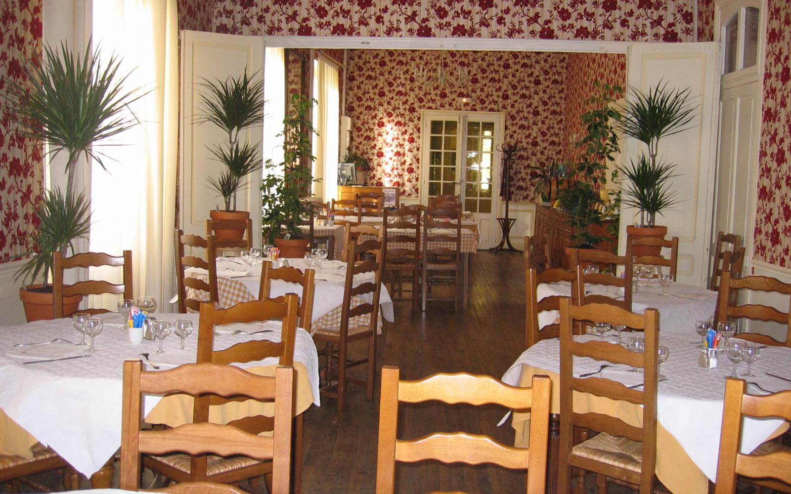Salle de restaurant côté hall entrée
