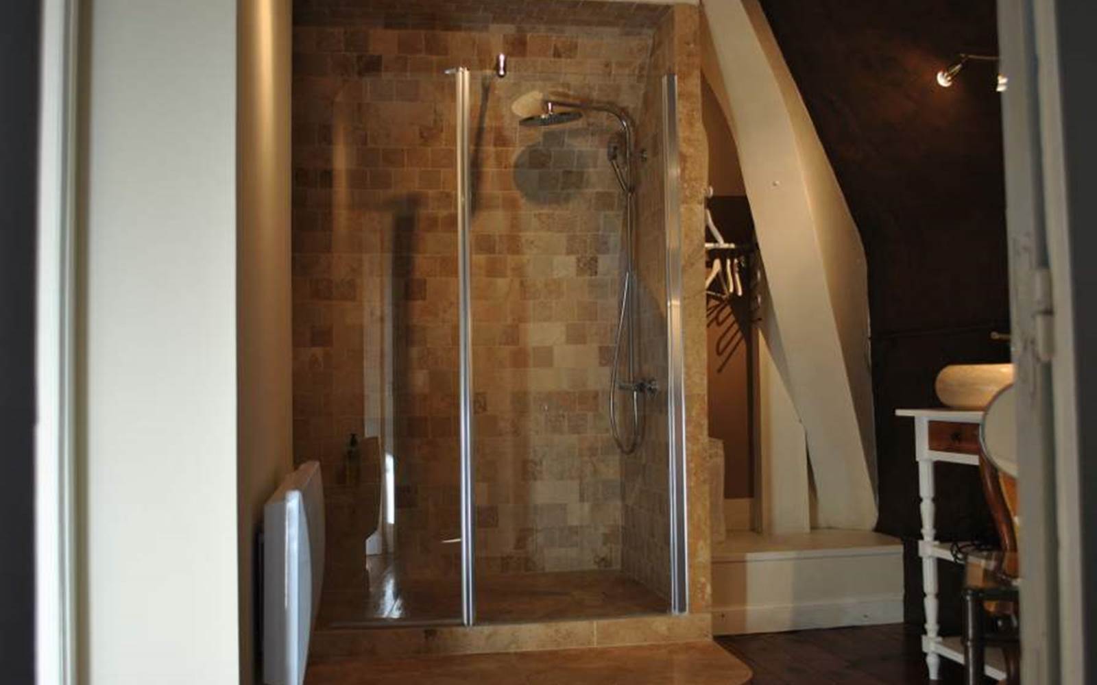 Chambre Travertin la douche façon hamam