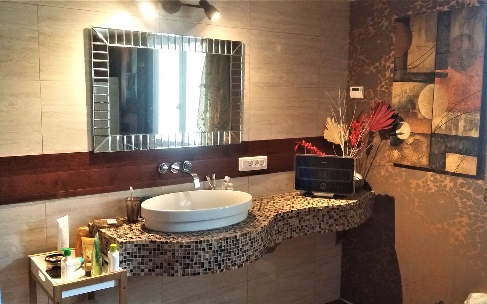 salle de bain rez de chaussé avec toilette et grand douche à l'italienne