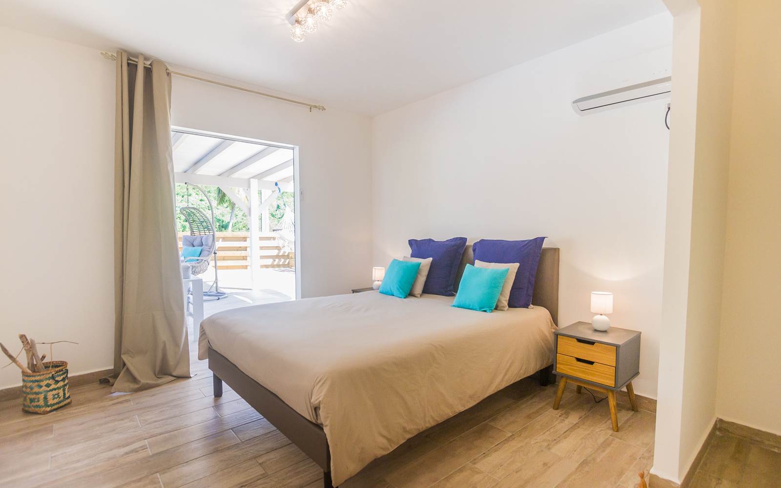 chambre lit double donnant sur la terrasse