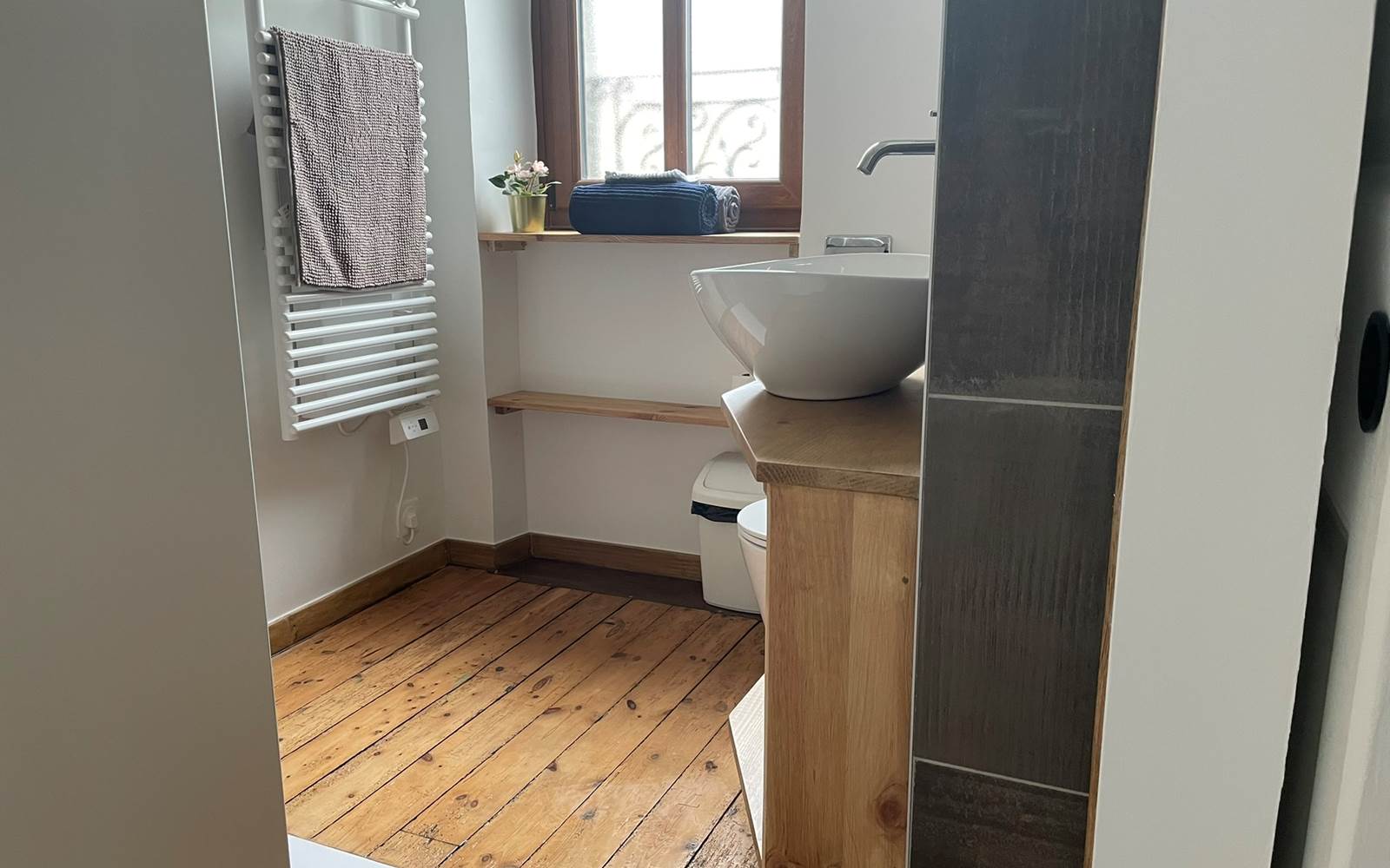 Photo de la  salle de bain de la Chambre Suisse - Chambres d'hôtes La Grange Richard à Dinsac
