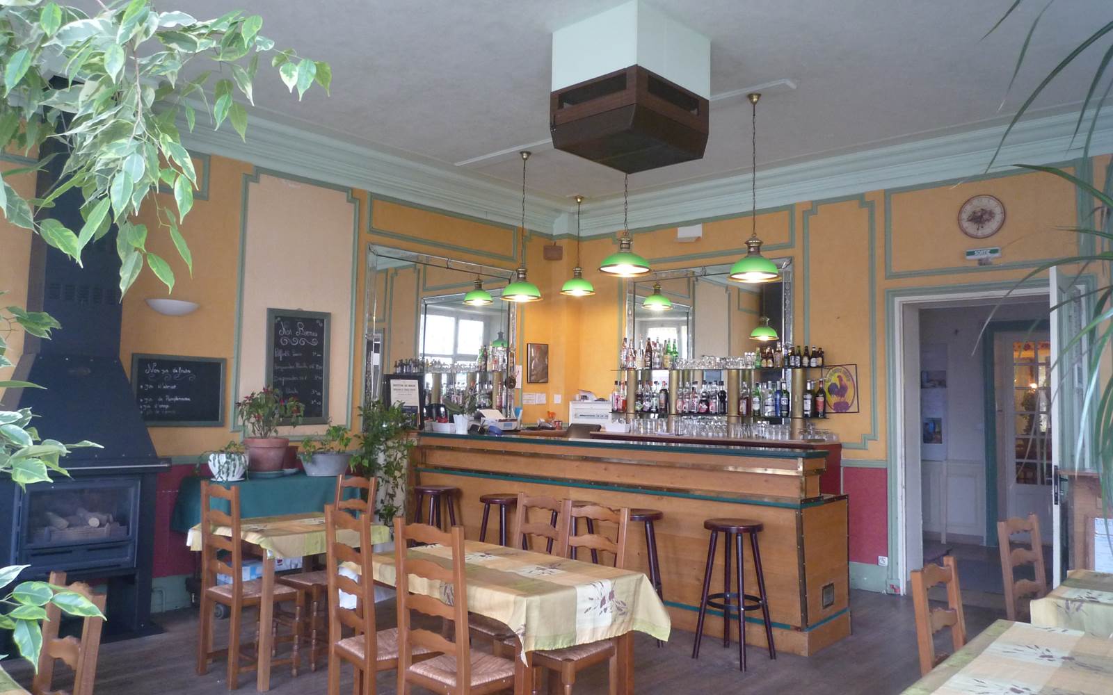 Le bar avec vue sur la place principale