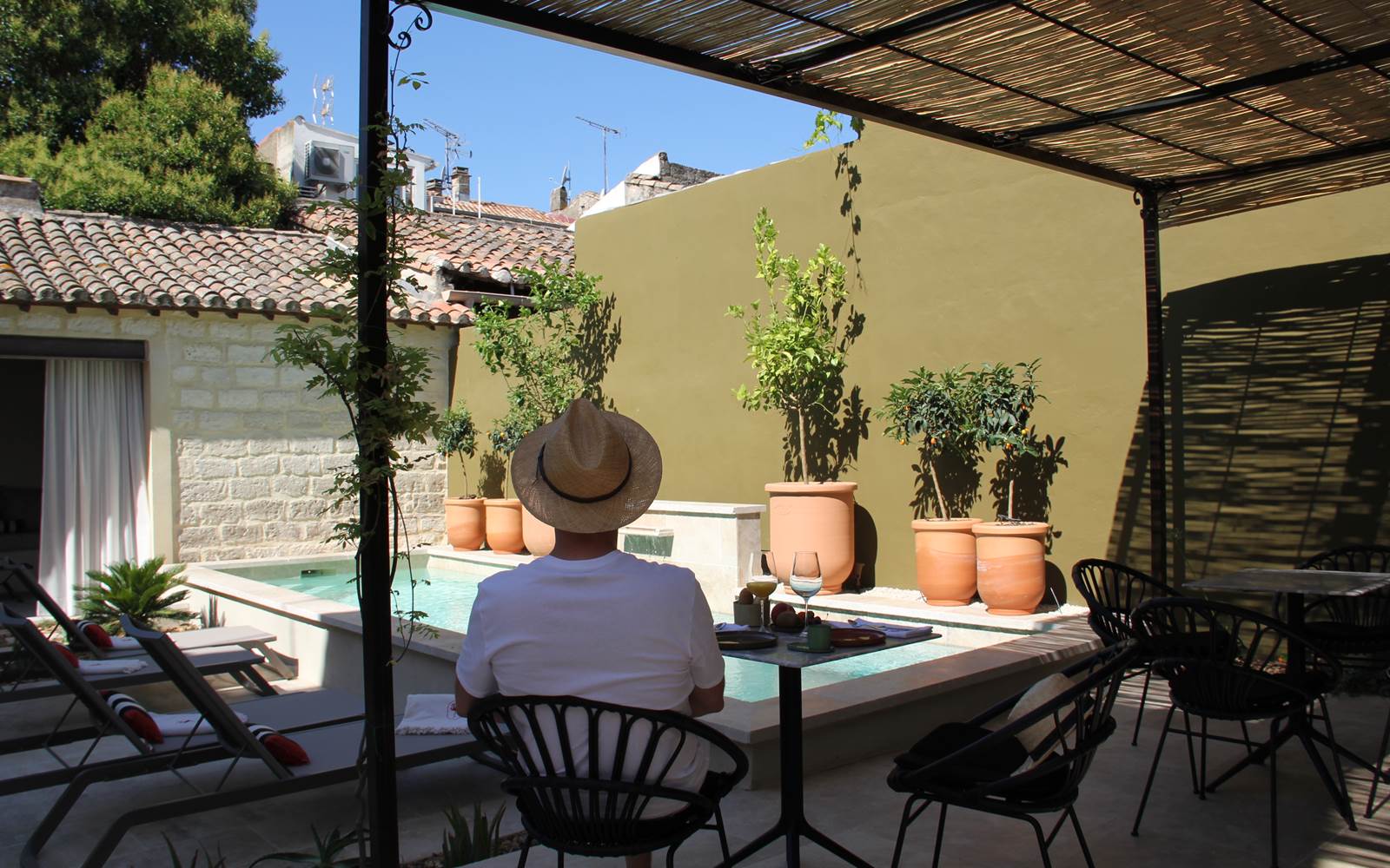 A l'ombre de la pergola, contempler la piscine