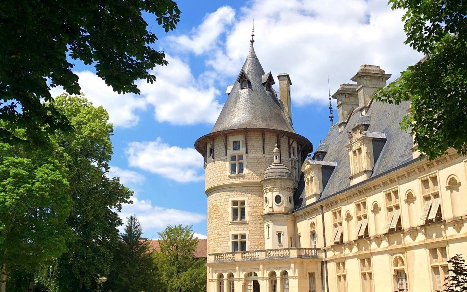 CHATEAU VUE DE L'ENTREE RUE DE L'EGLISE