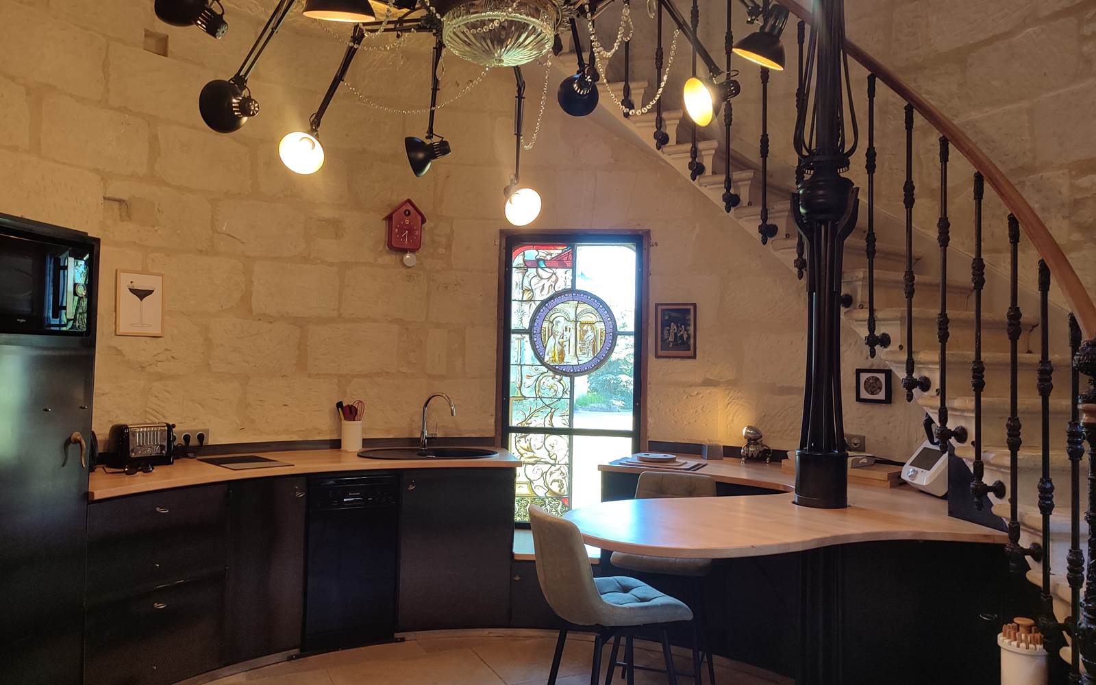 la-tour-des-touches-gite-savonnieres-cuisine-et-coin-repas