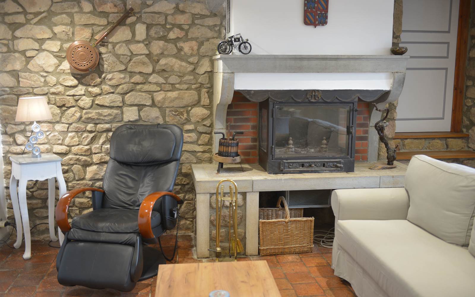 fauteuil de massage et cheminée