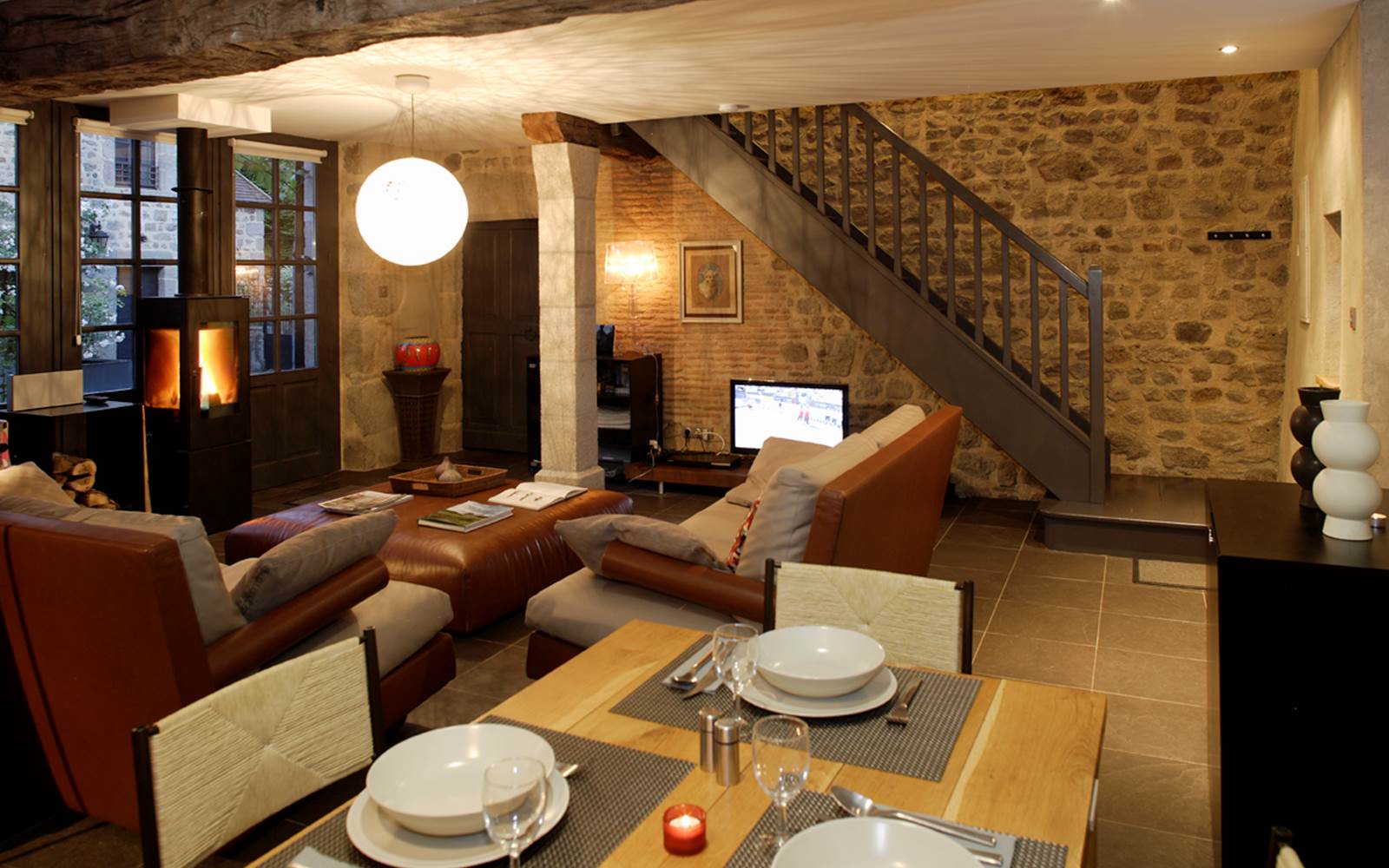 Le salon de l'Oustal avec poêle à bois et chauffage au sol