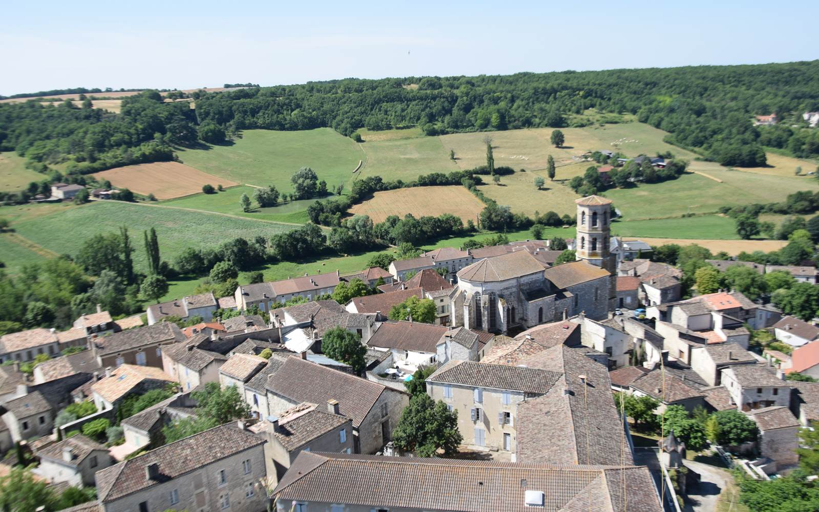Vue d'un des plus beaux villages de France dans le Lot : Montcuq