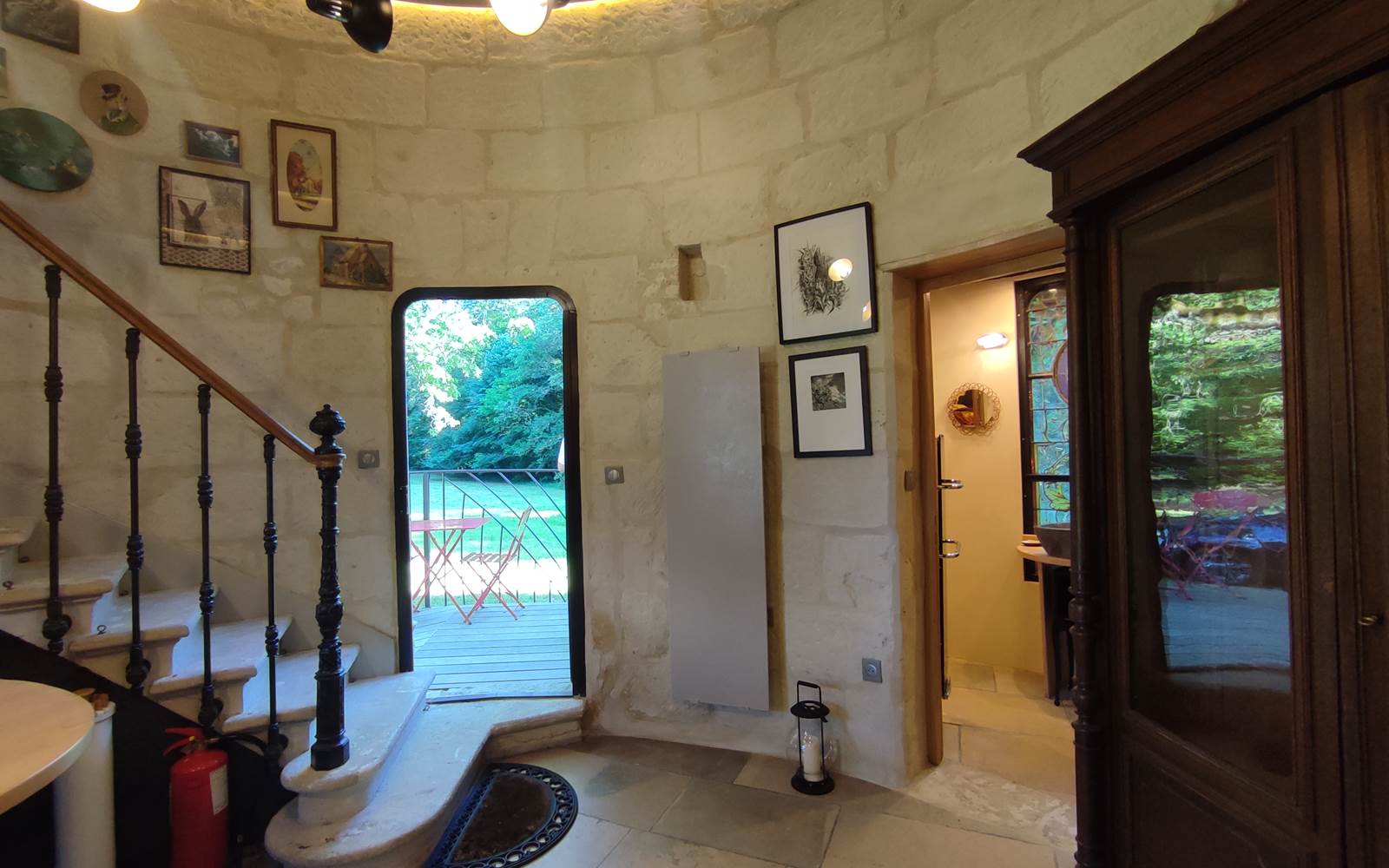 la-tour-des-touches-gite-savonnieres-inside