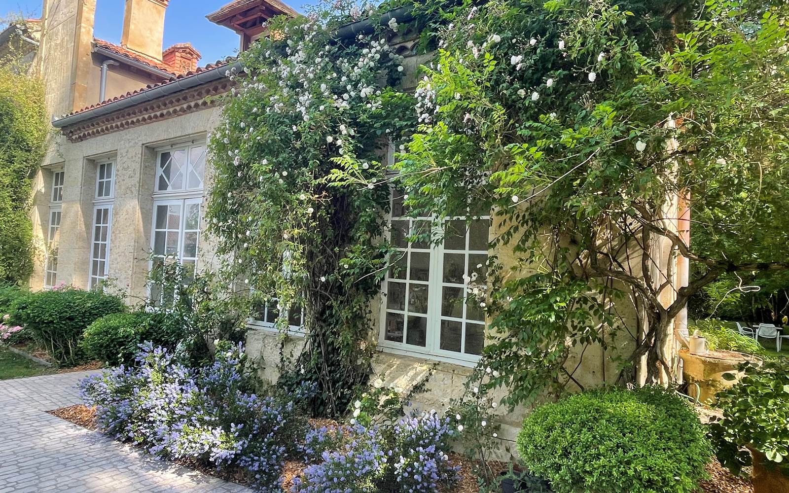 Jardin et orangerie, écrin de verdure et charme du patrimoine ancien à la Maison Gascony