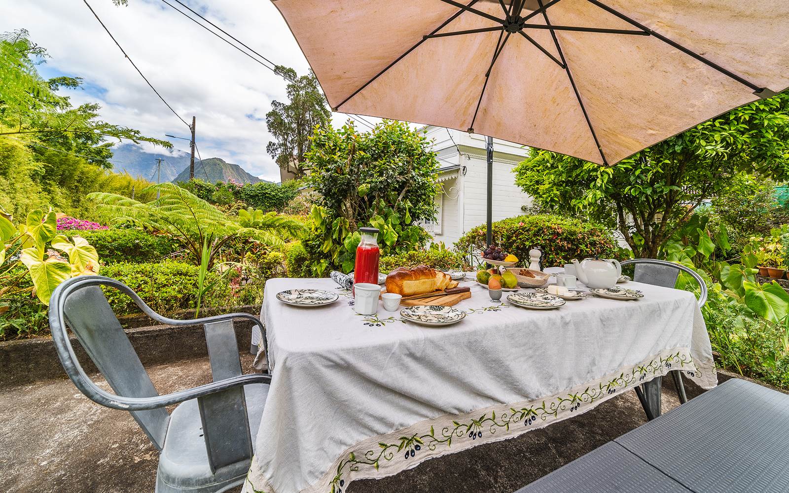 Petit-déjeuner dans le jardin créole face au Piton des Neiges