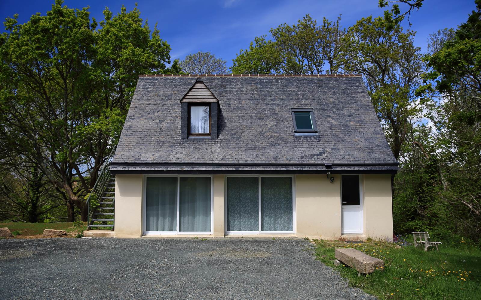 Notre dépendance où se trouve la chambre Grive au 1er et la chambre Geai au RDC