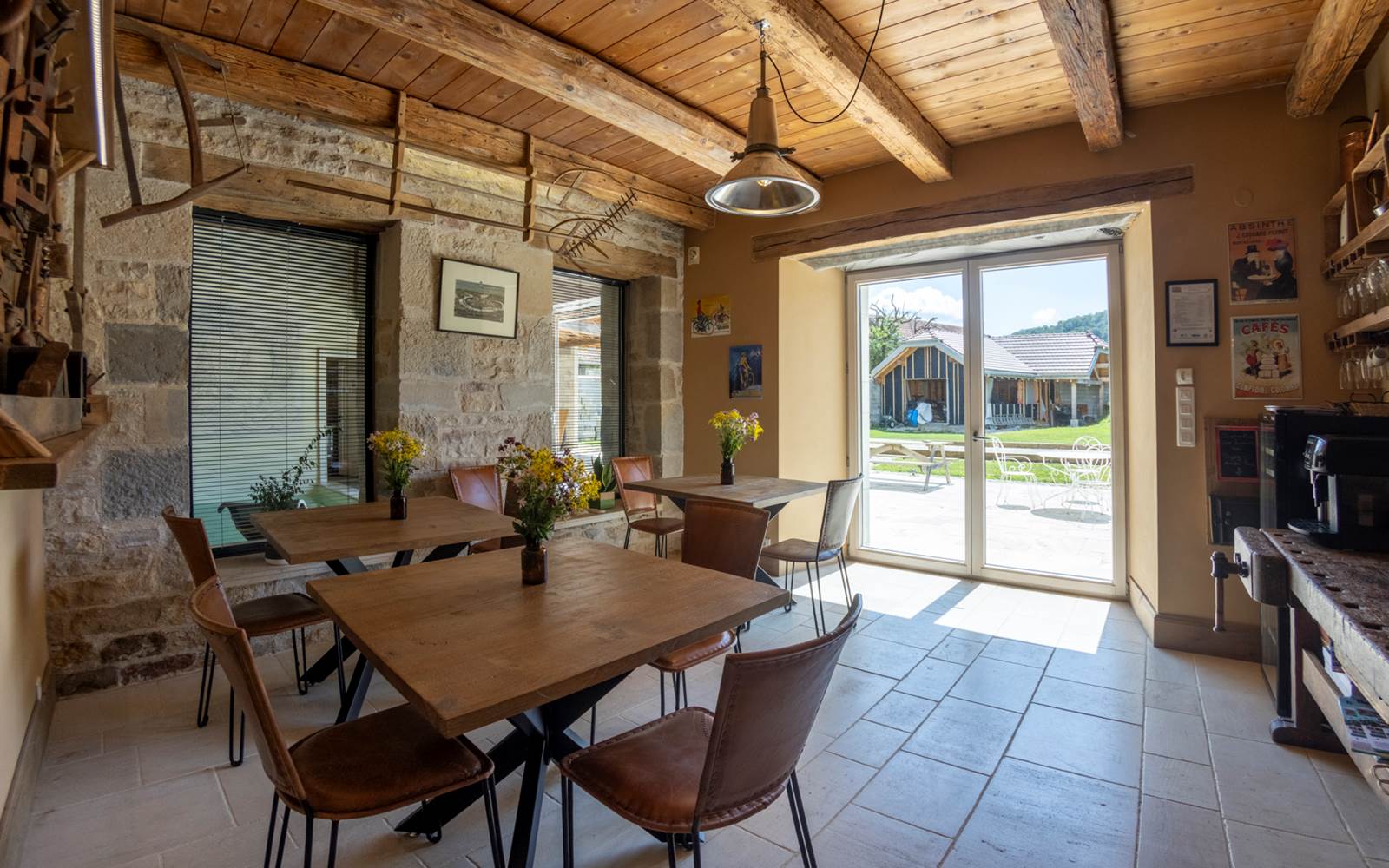 Découvrez l'atmosphère chaleureuse de notre salle de restaurant au Relais des Deux Tours