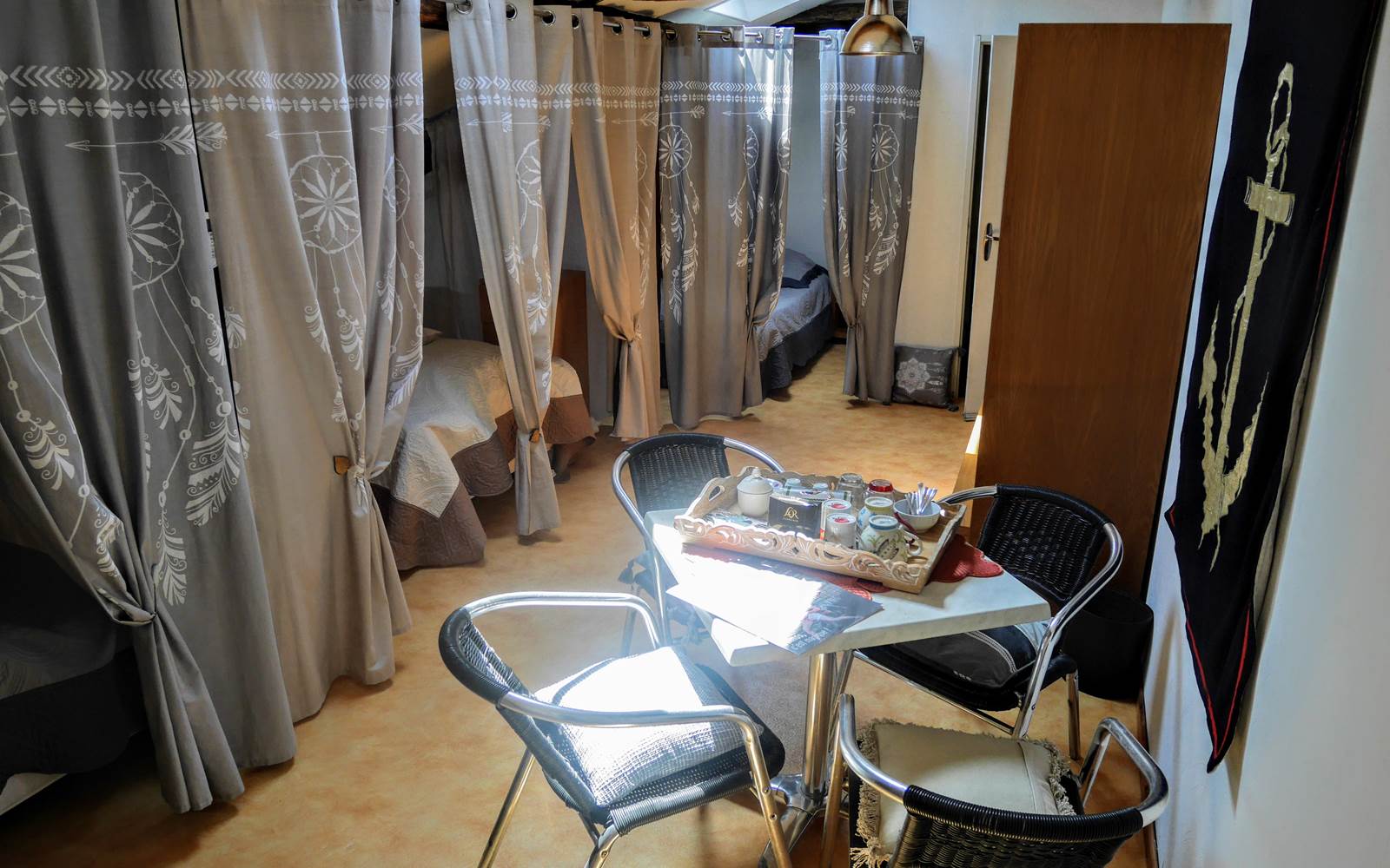 chambre 5, chambre dortoir  à l'étage. 2 lits en 120 + 1 lit électrique en 140
