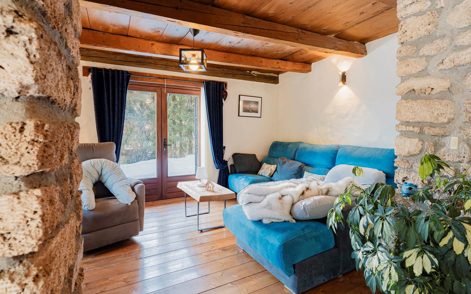 Votre petit salon de lecture et sa bibliothèque pour vous détendre et faire une détox mentale.