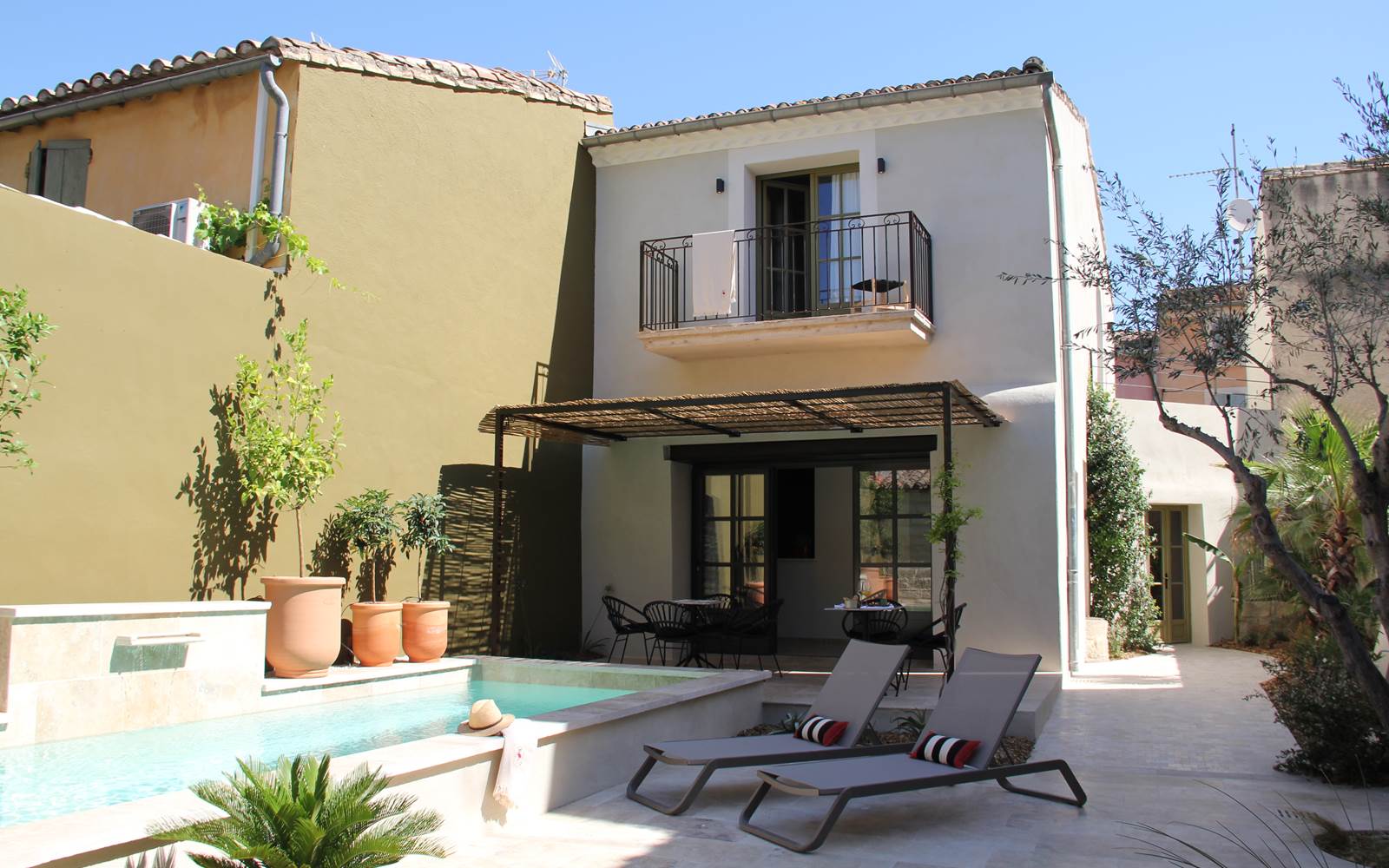 La Maison principale vue du préau