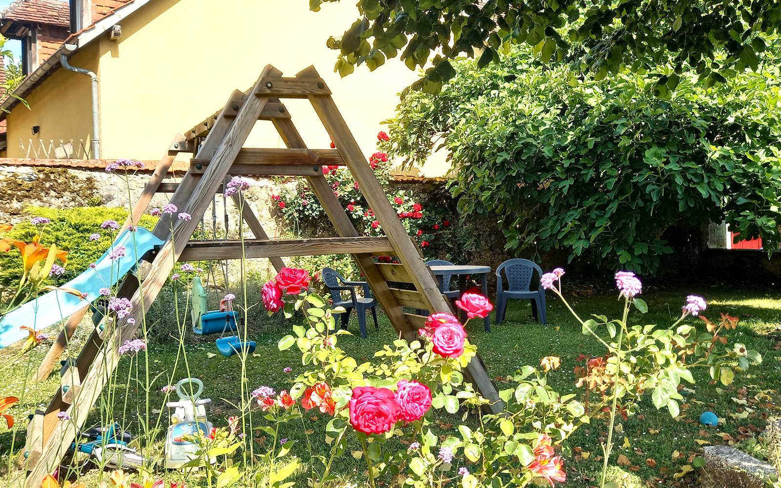 Table extérieure et jeux pour enfants