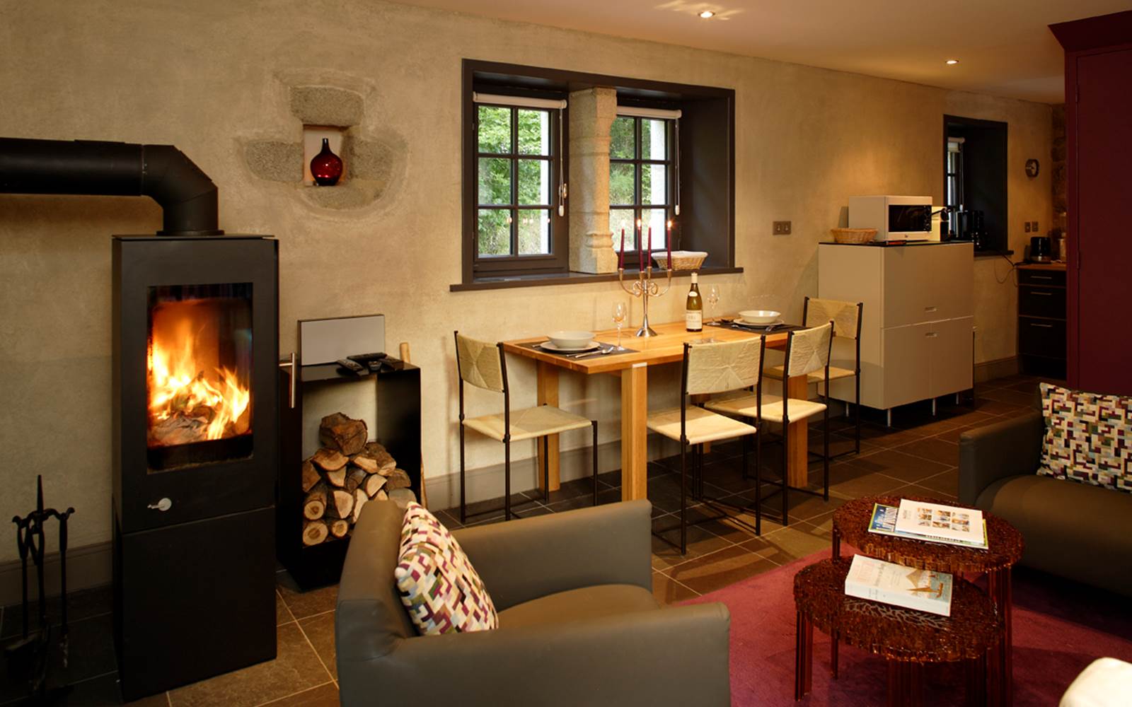 La Pichonna, espace repas et salon avec poêle à bois et chauffage au sol