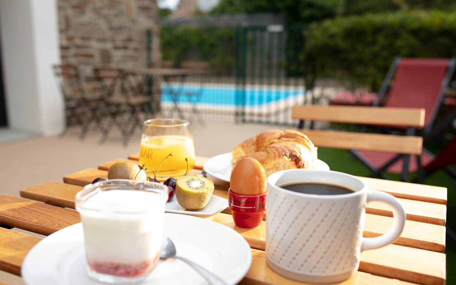 Petit-déjeuneriez-coté-piscine