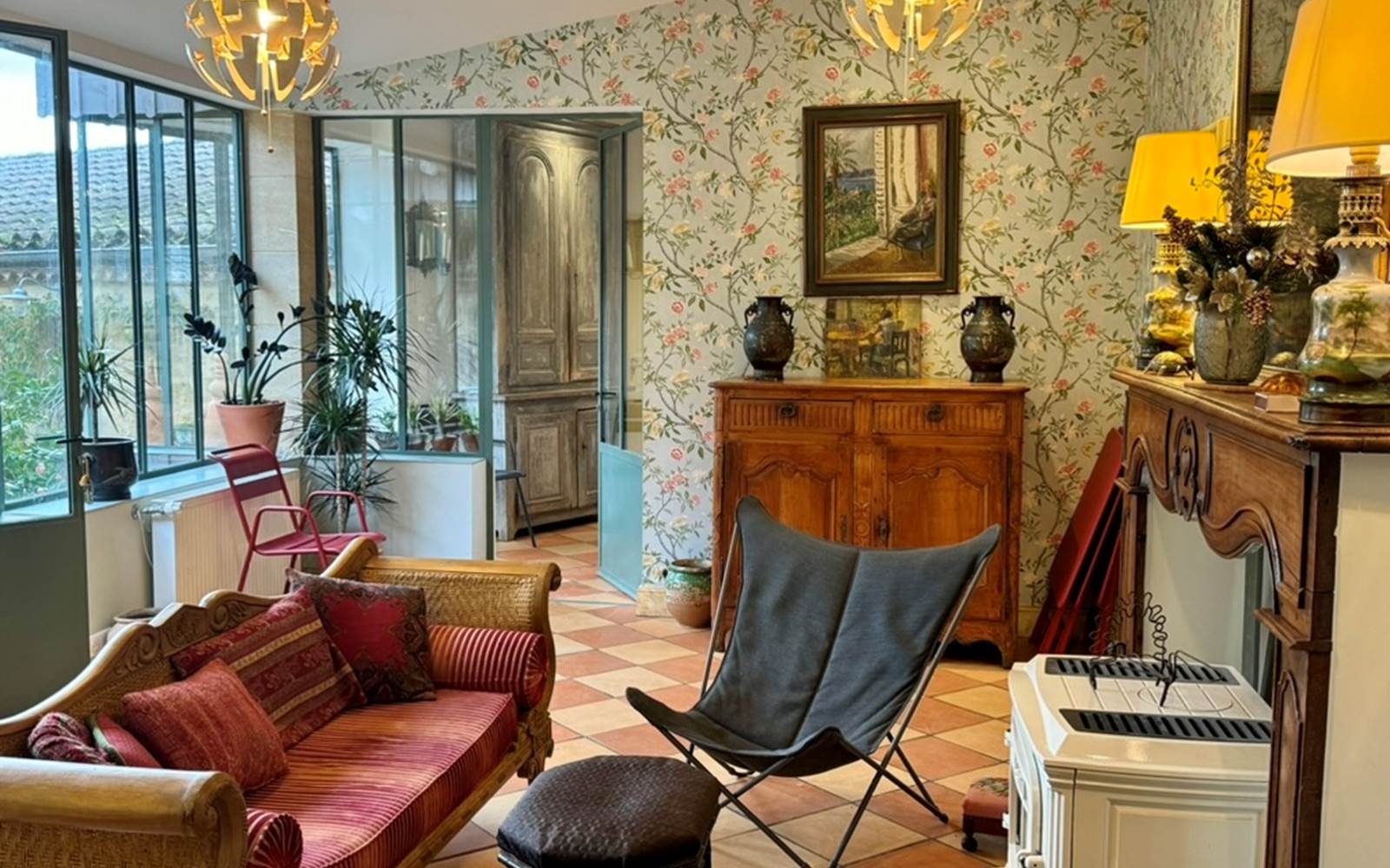 Le salon d'été véranda avec accès au jardin