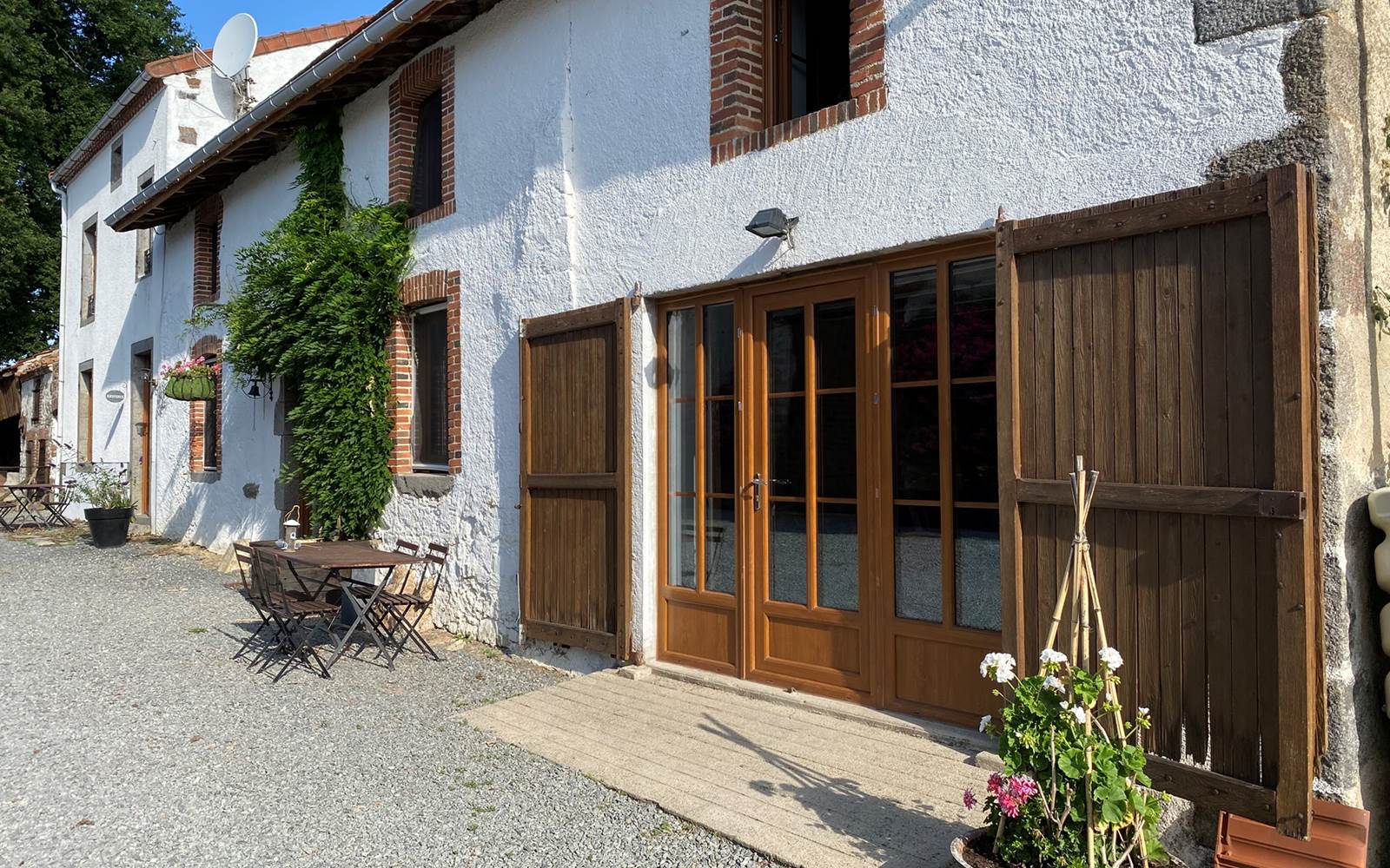 Photo de la façade sud de l'habitation - Chambres d'hôtes La Grange Richard à Dinsac