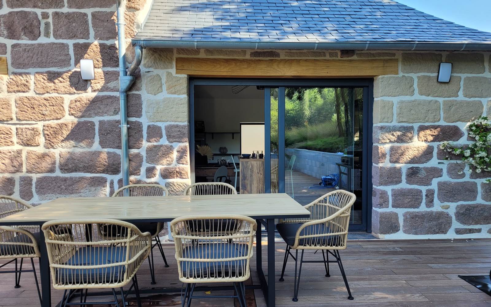 Table devant la cuisine