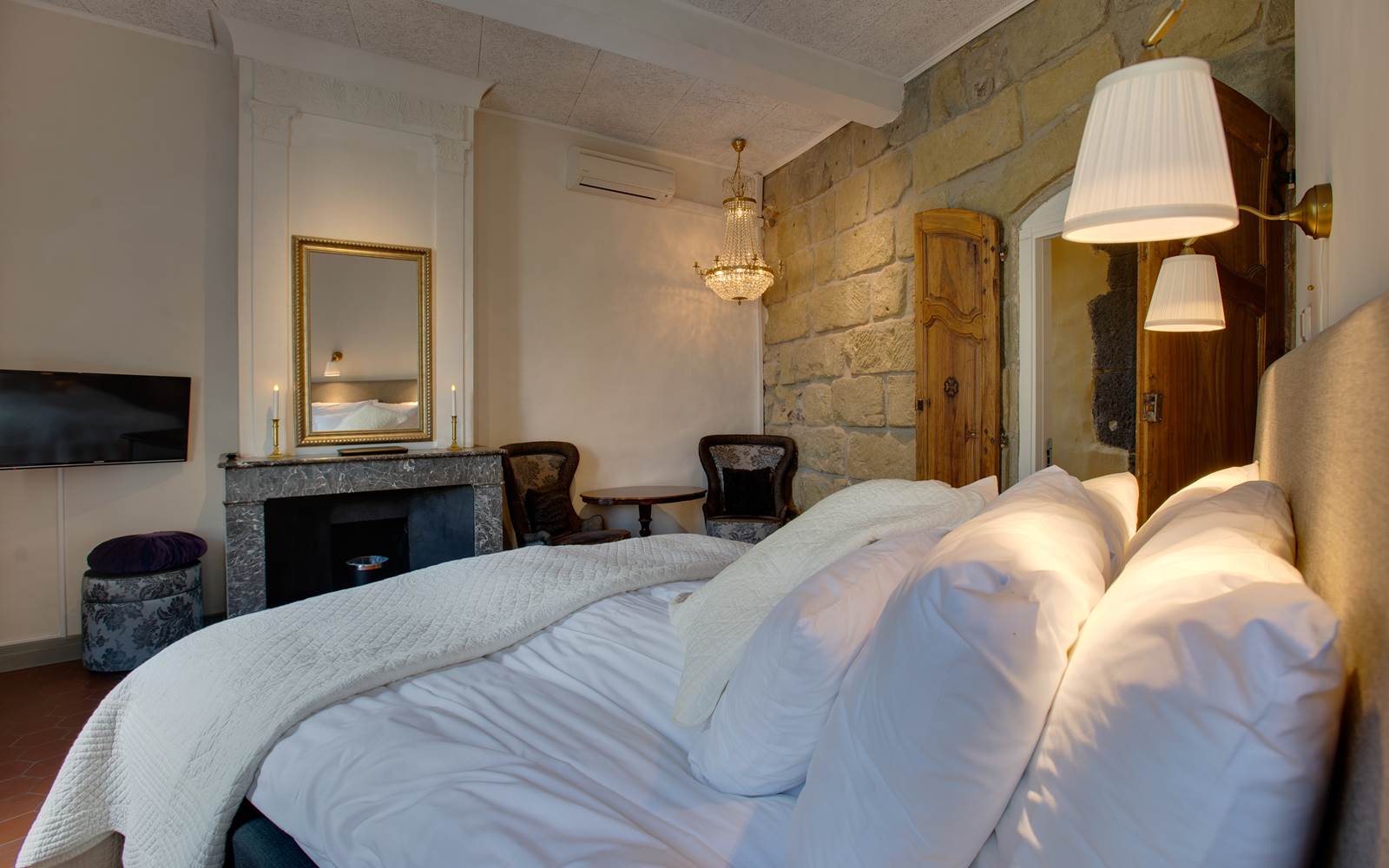 Escapat room fireplace