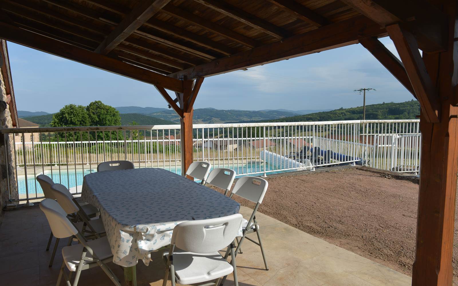 salon de jardin à l'abri sous auvent avec vue de la vallée