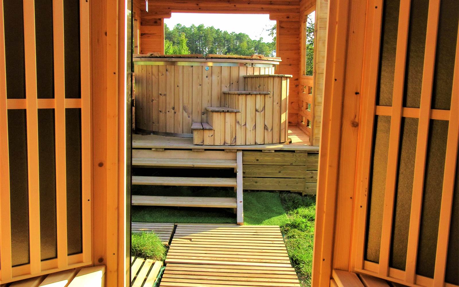 vue de l'intérieur du sauna sur le bain nordique