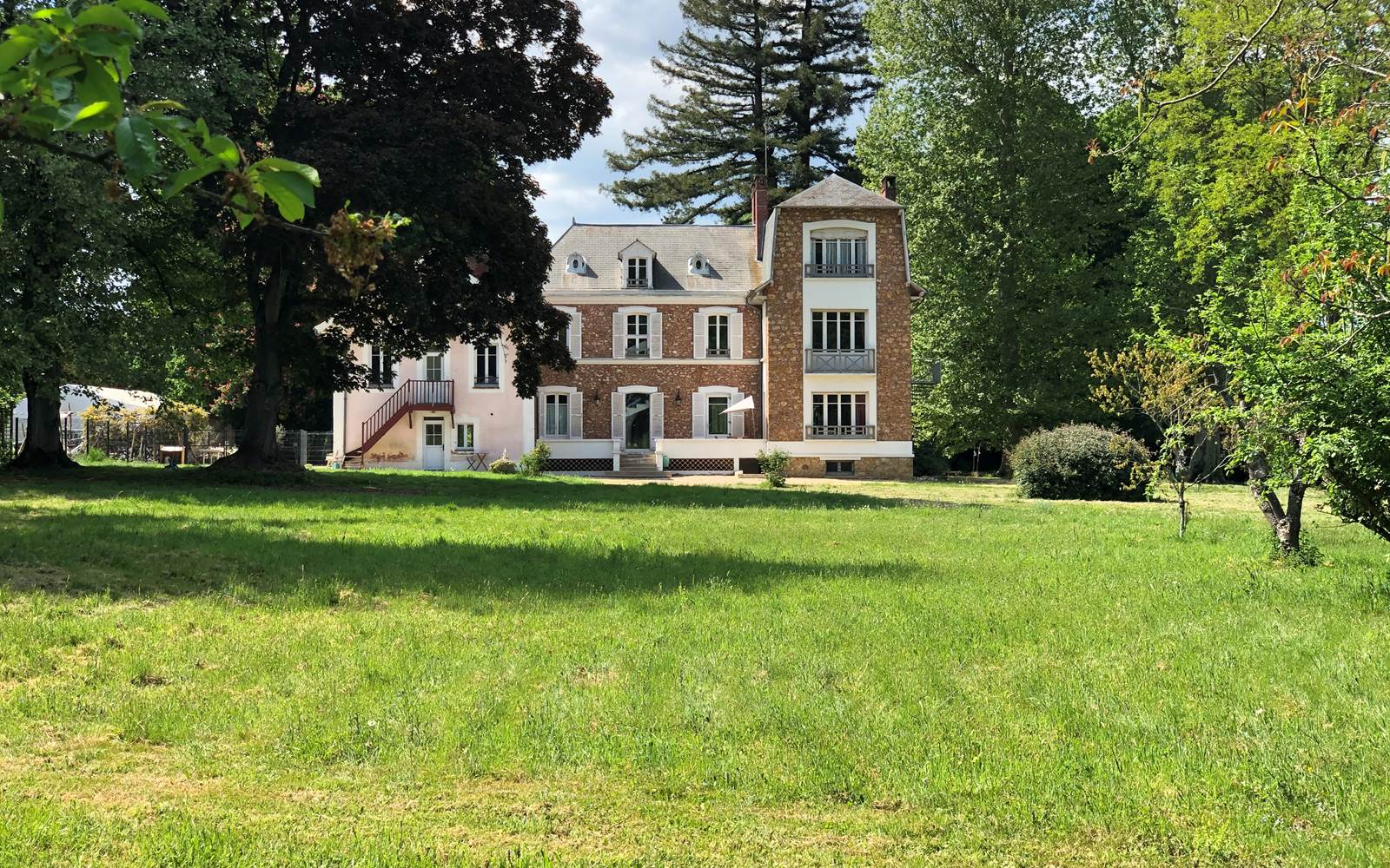 La Villa Rochette et son parc arrière.