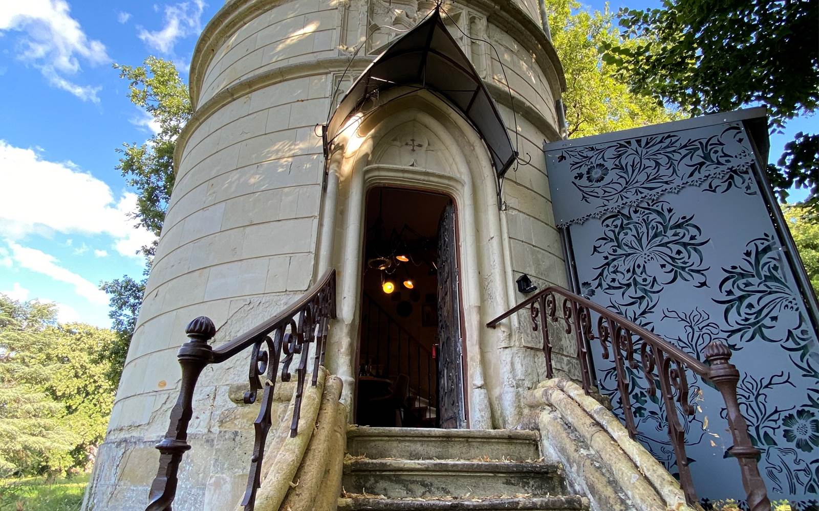 la-tour-des-touches-gite-savonnieres-escalier-entree