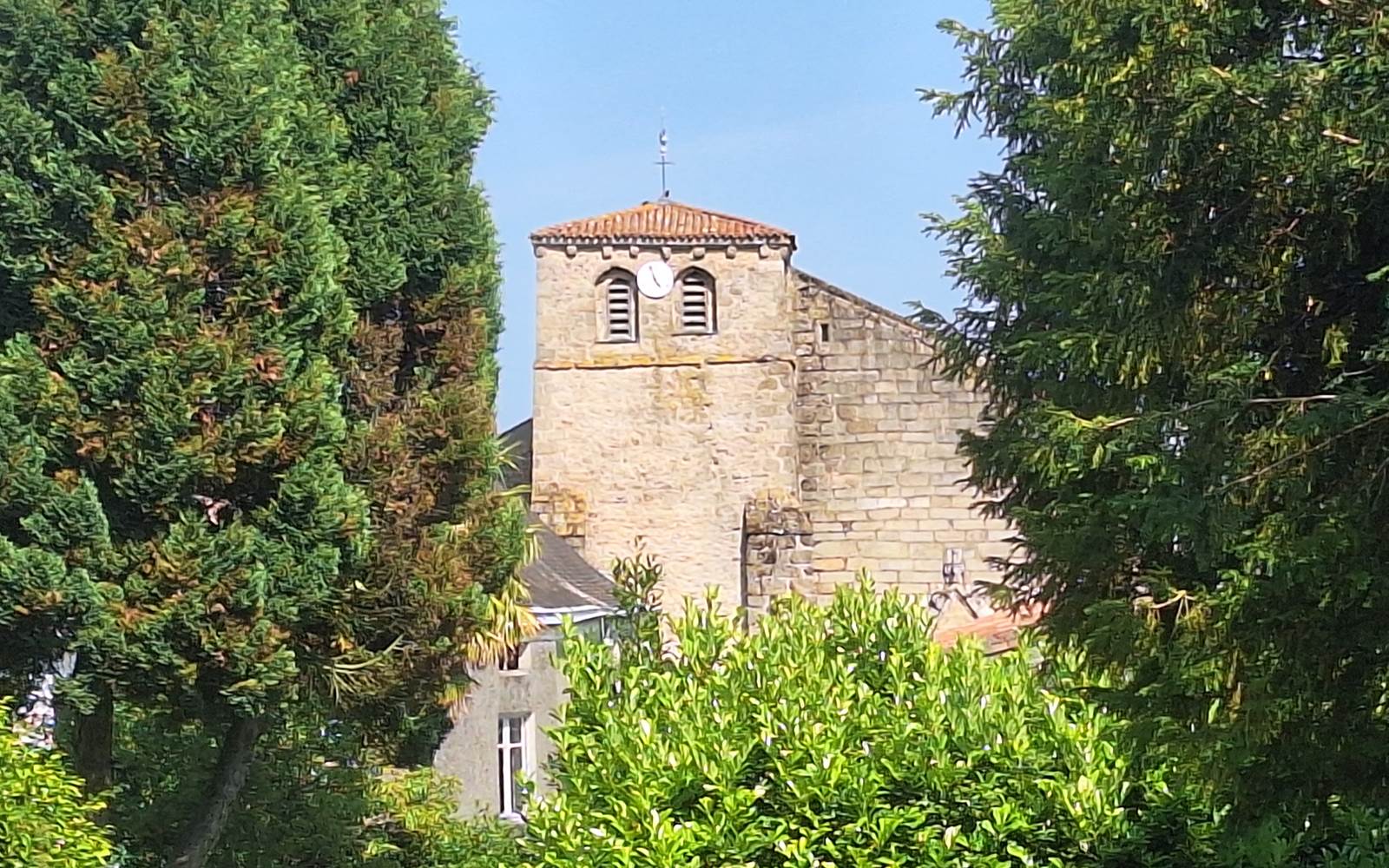 vue église Montournais proche du Puy du Fou