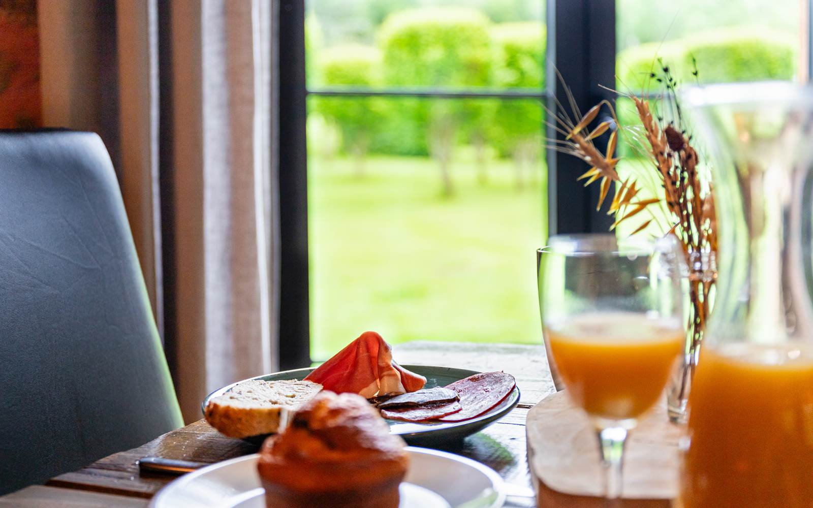 Petit déjeuner vue exterieur BedinBellongue